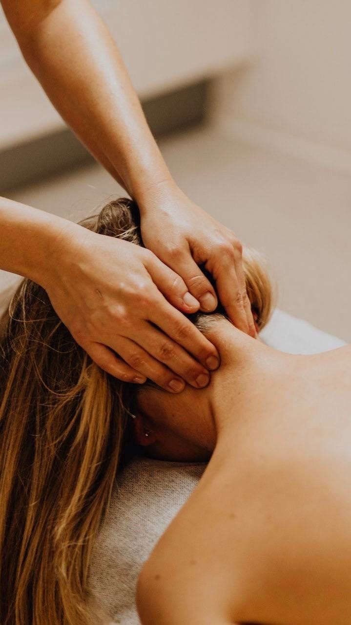 Massage du corps : détente et bien-être avec diverses techniques pour soulager les tensions musculaires